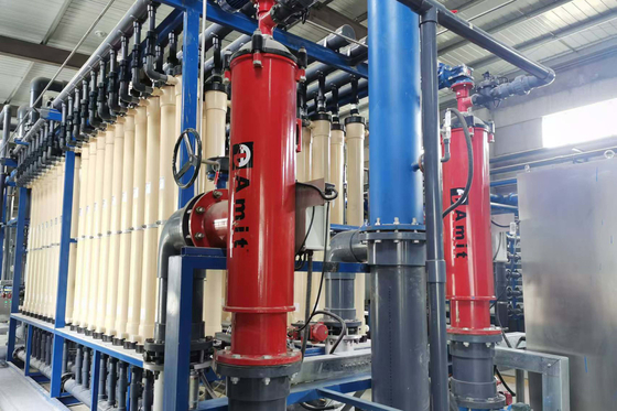 Système à membrane d'ultrafiltration pour la purification industrielle de l'eau